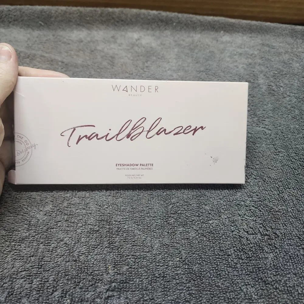 Wander Beauty eyeshadow palette 10 shades b34